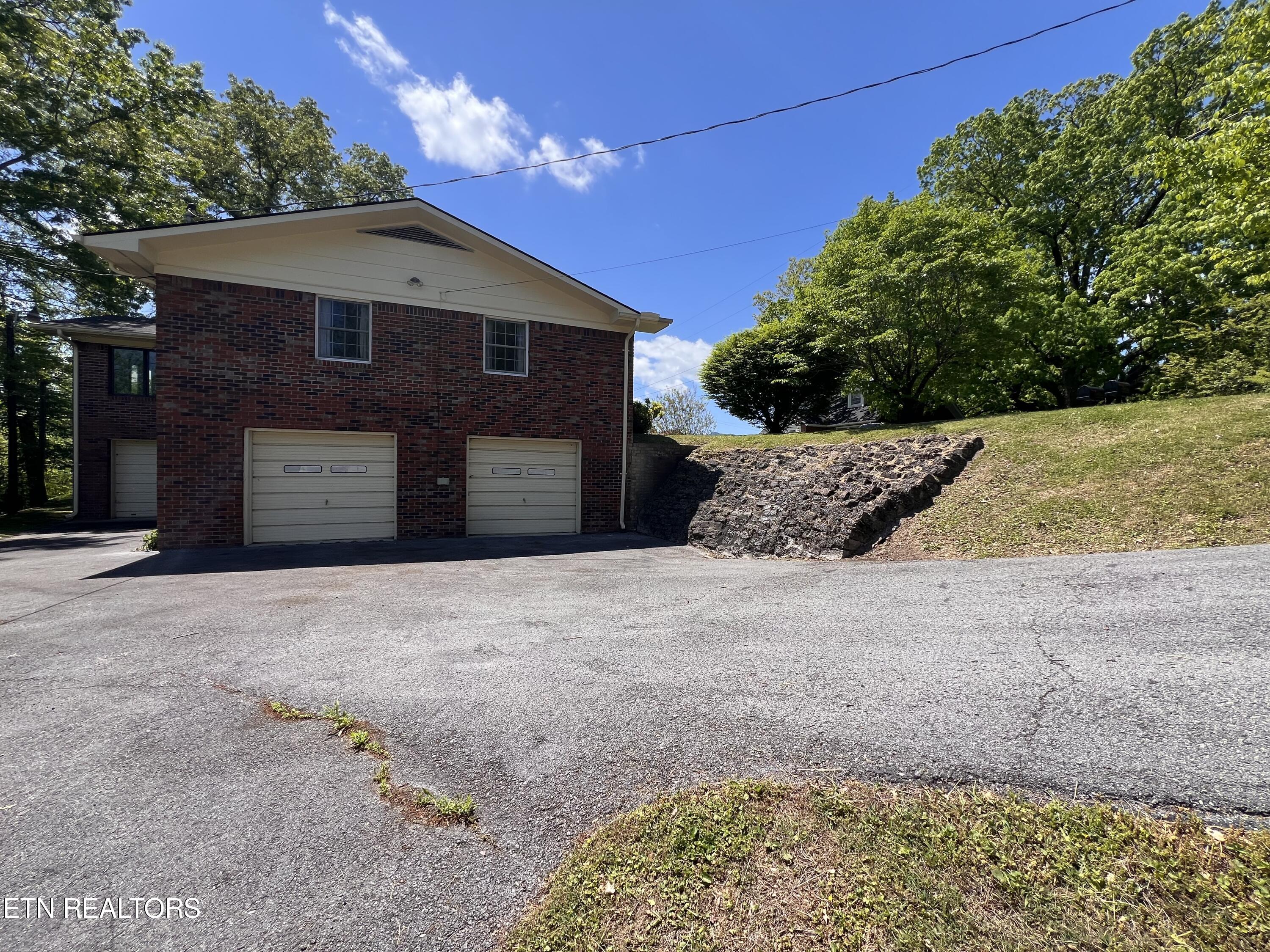 605 Elmwood Road Middlesboro, KY 40965 - Photo 8 of 33 IMG_8752