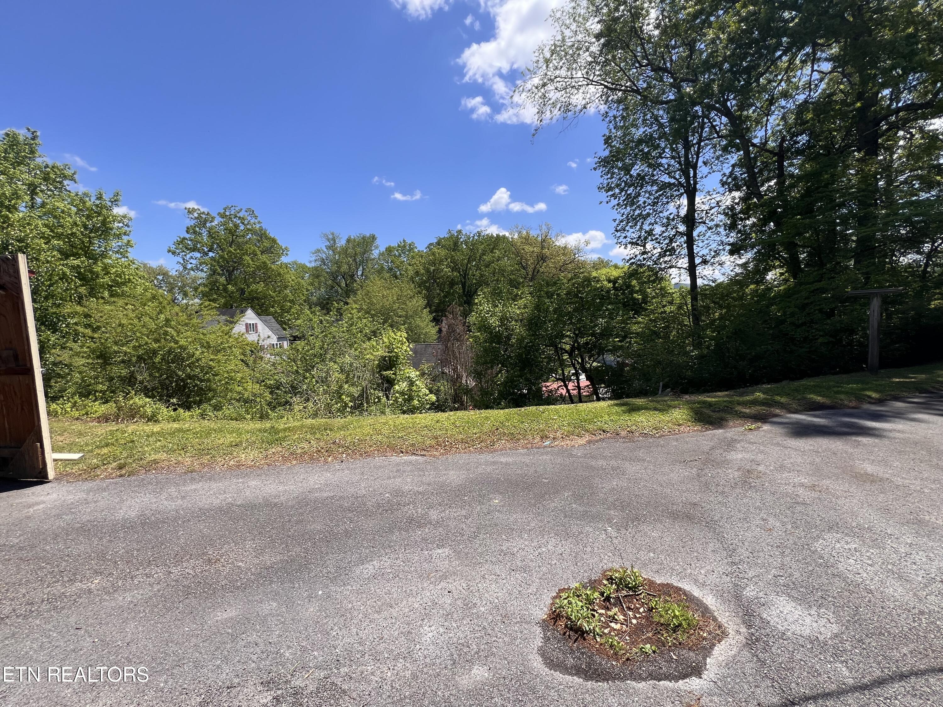 605 Elmwood Road Middlesboro, KY 40965 - Photo 9 of 33 IMG_8753