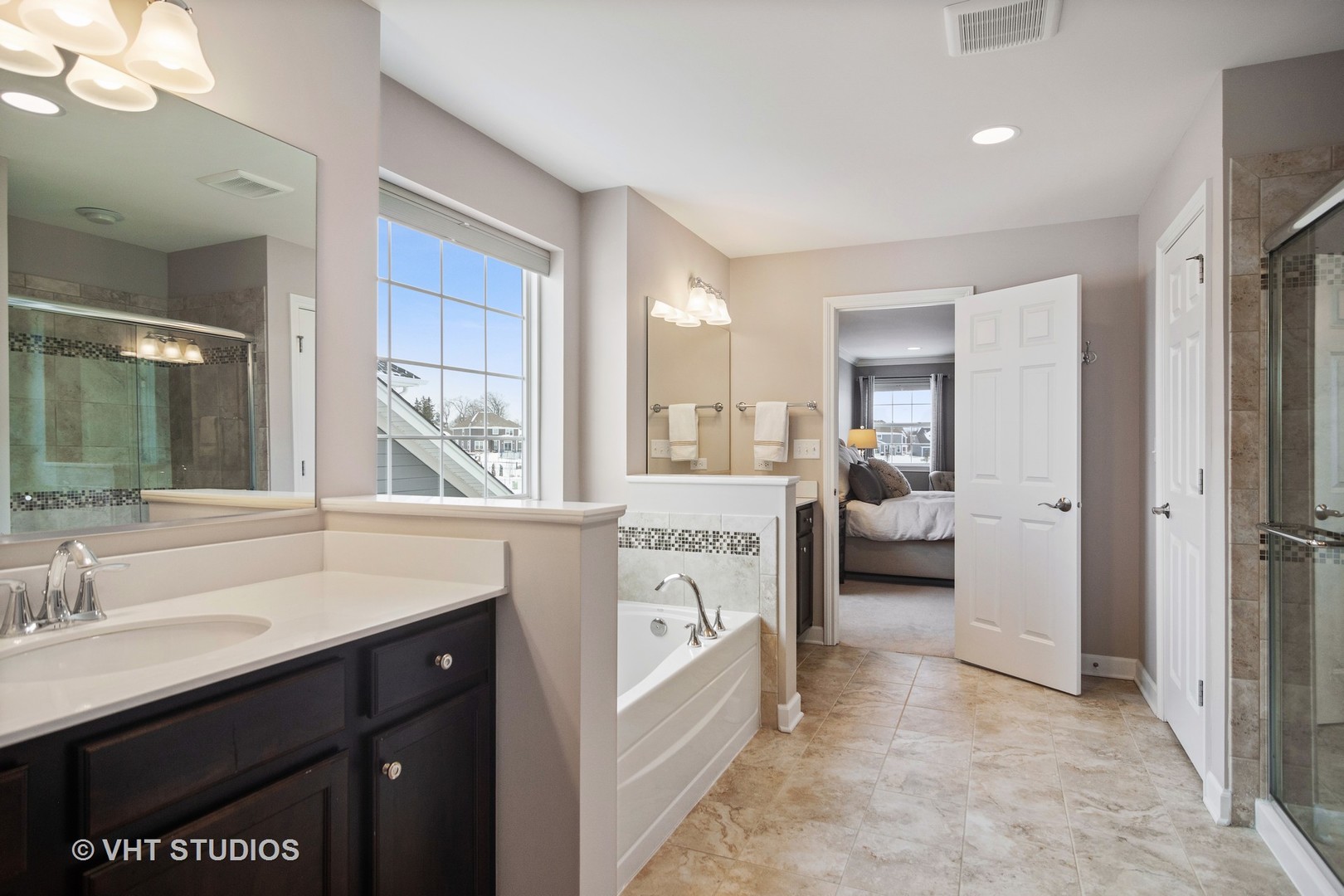 3577 Harold Circle Hoffman Estates, IL 60192 - Photo 20 of 32 a spacious en suite bathroom with a sink a mirror and a bathtub