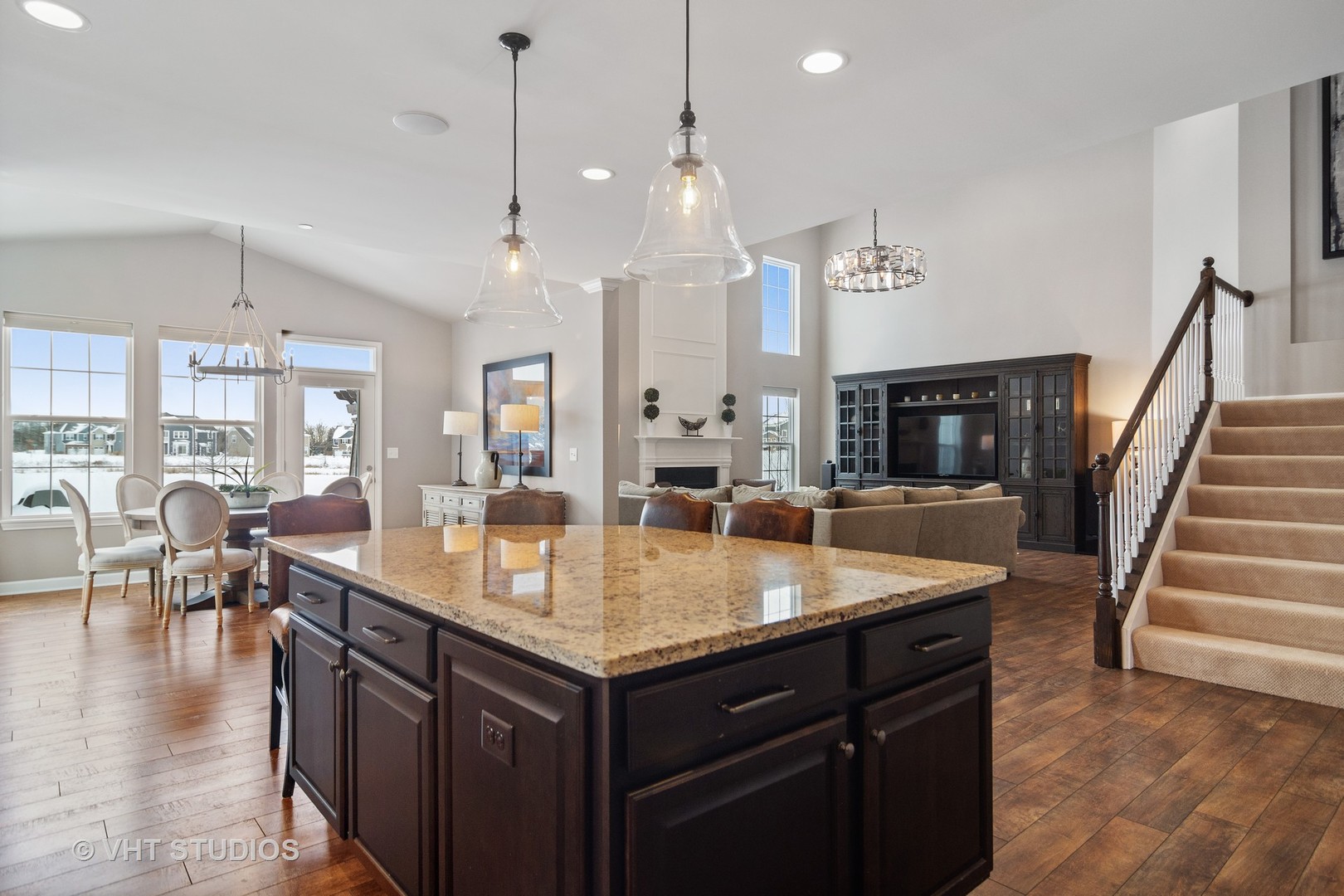 3577 Harold Circle Hoffman Estates, IL 60192 - Photo 5 of 32 a room with lots of counter top space