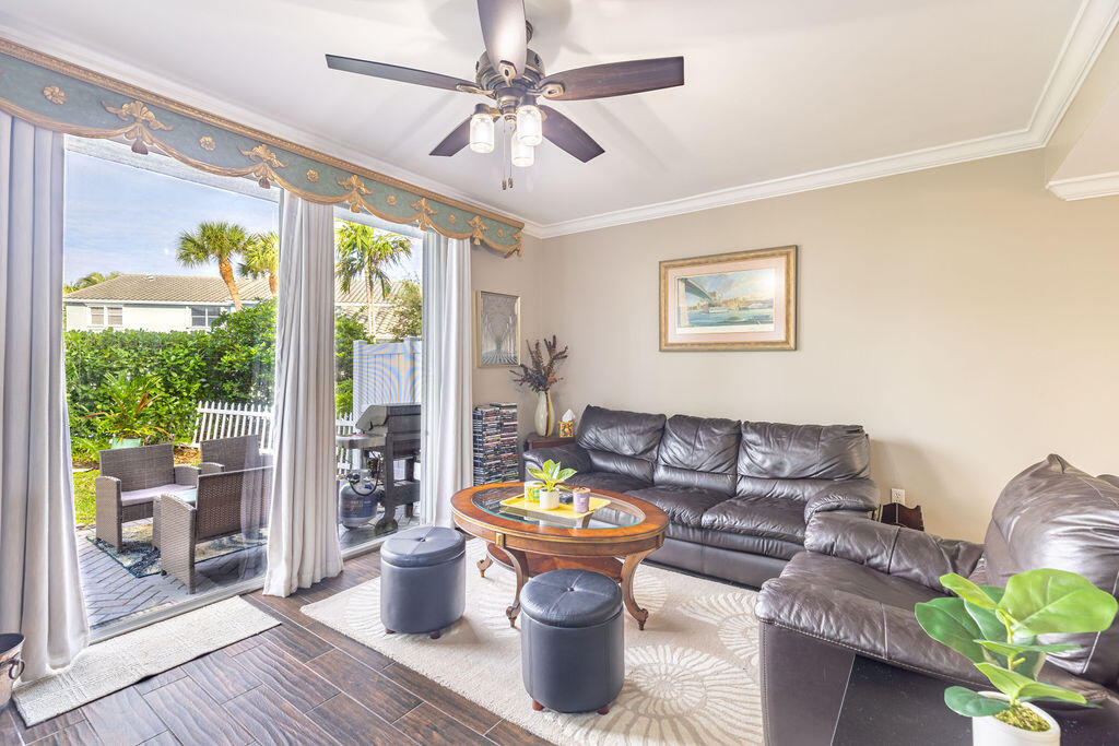 1038 Jeffery Street Boca Raton, FL 33487 - Photo 4 of 47 living