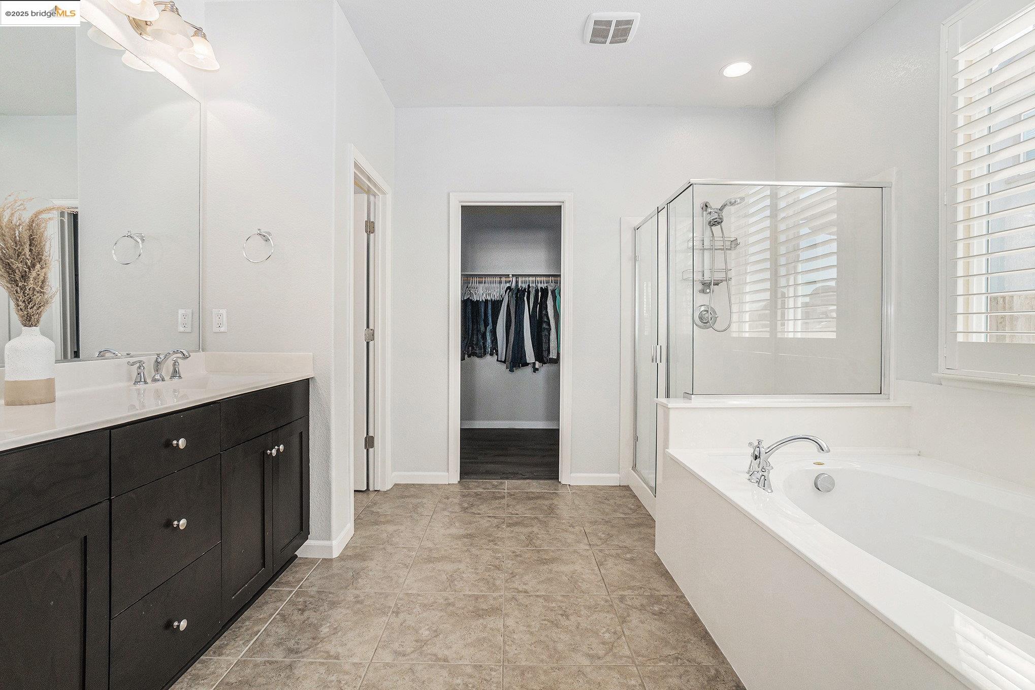 31 Rustic Court Oakley, CA 94561 - Photo 21 of 52 a spacious bathroom with a tub sink and mirror