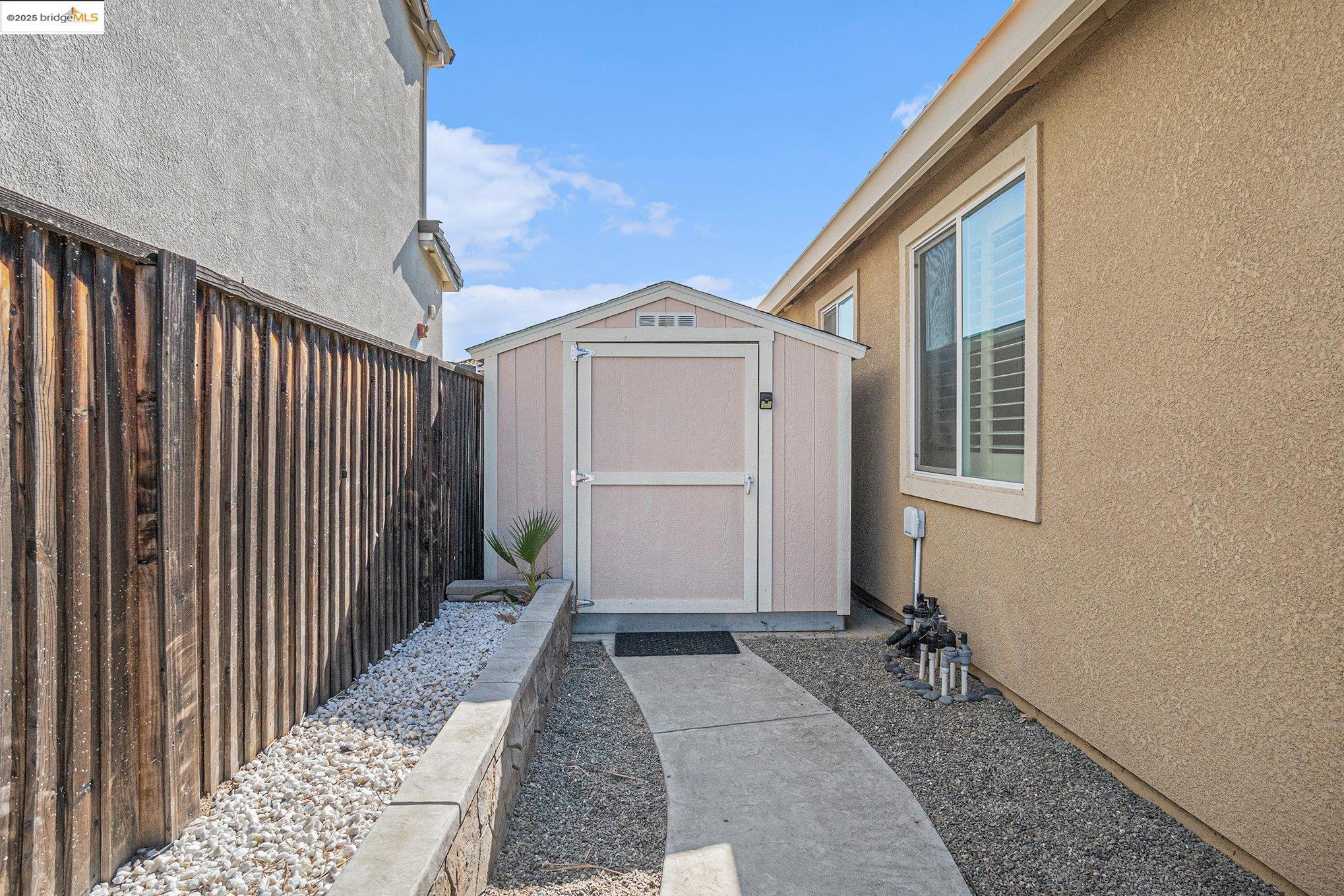 31 Rustic Court Oakley, CA 94561 - Photo 36 of 52 a view of a back yard of the house