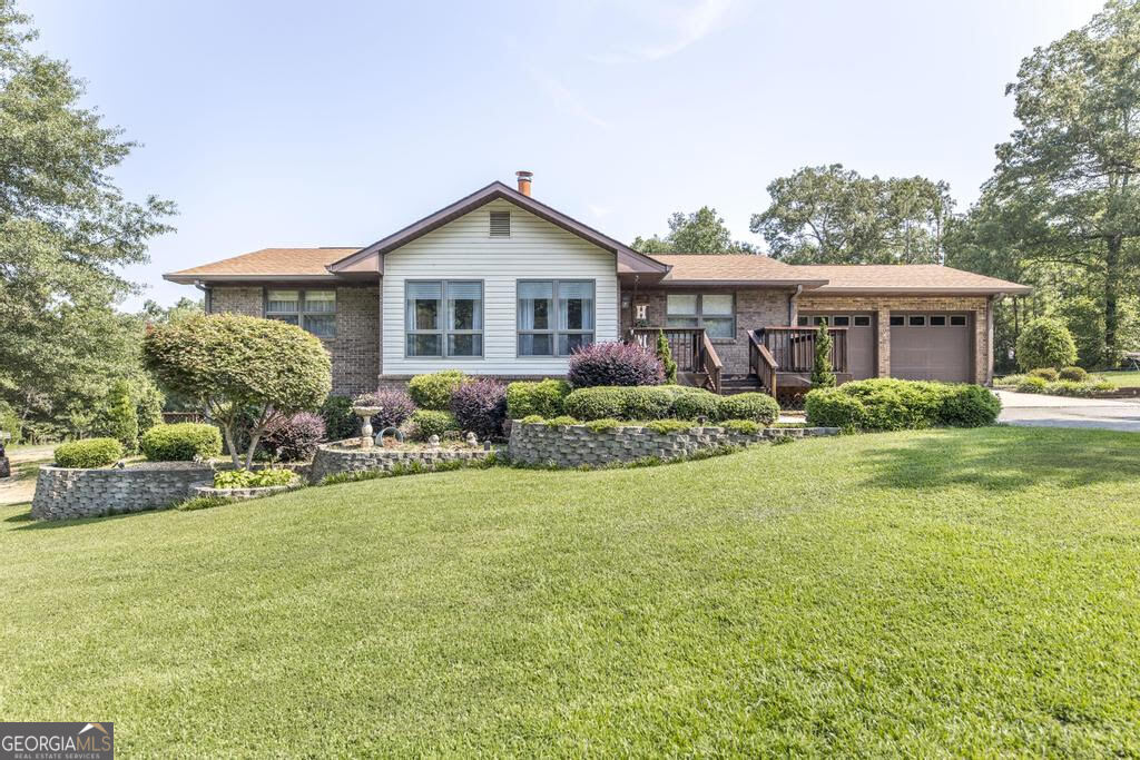 a view of a house with backyard and garden