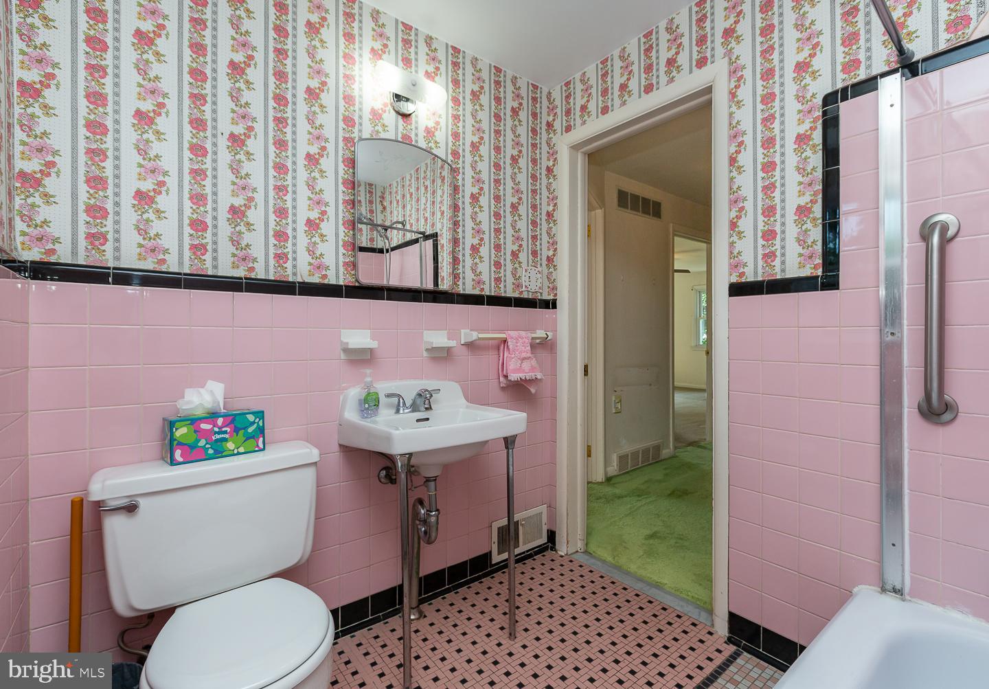 325 Rittenhouse Circle Havertown, PA 19083 - Photo 26 of 34 Tiled Hall Bath