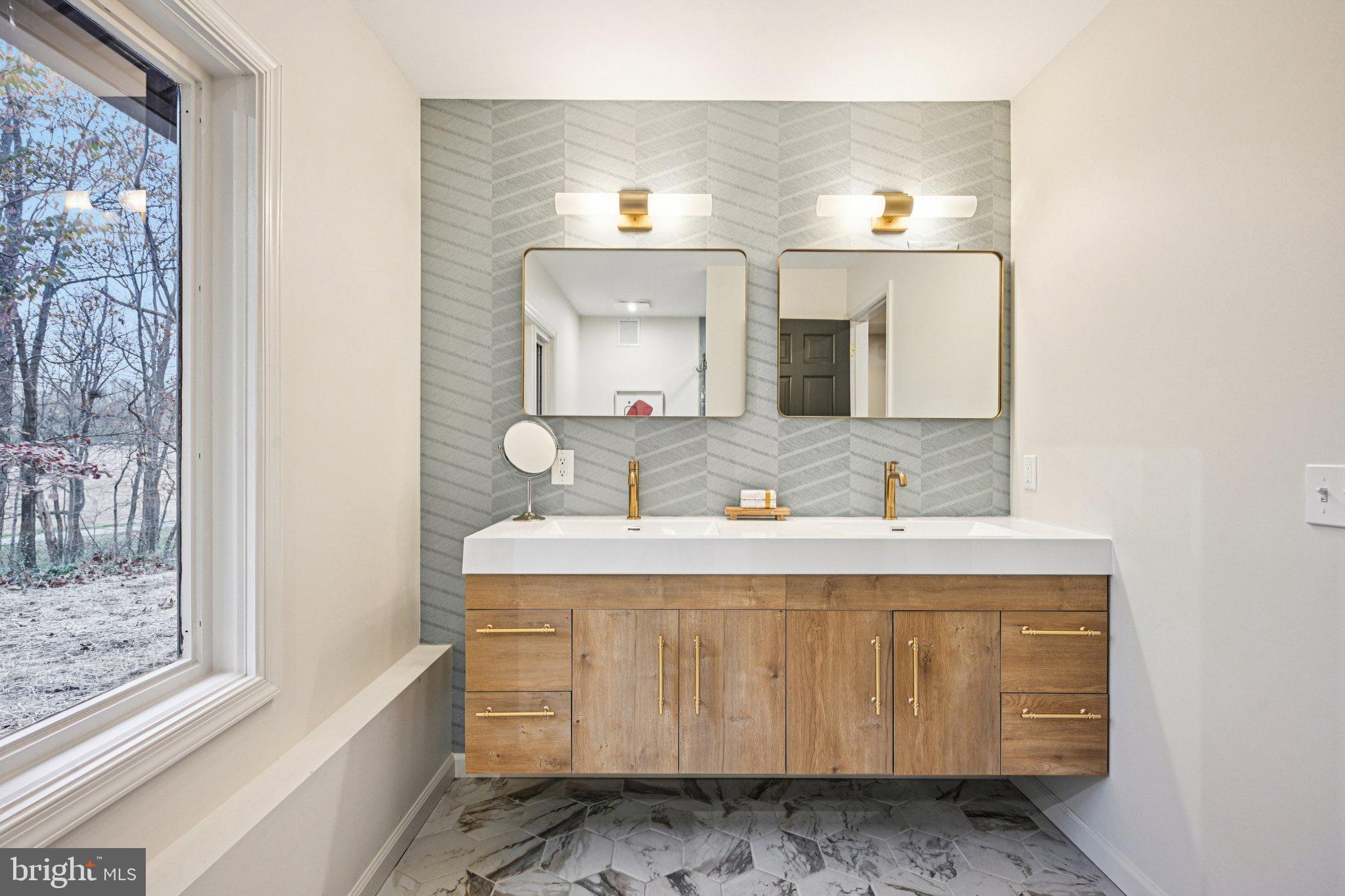38 Ringfield Road Chadds Ford, PA 19317 - Photo 28 of 50 a bathroom with a sink a mirror and a bathtub