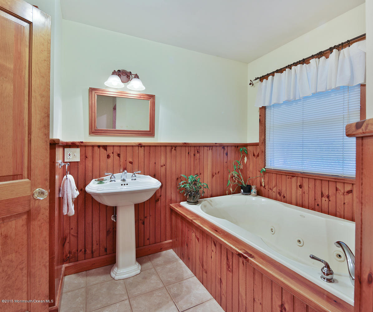 714 Oak Glen Road Howell, NJ 07731 - Photo 27 of 34 714 Oak Glen Rd Howell NJ-large-029-35-1