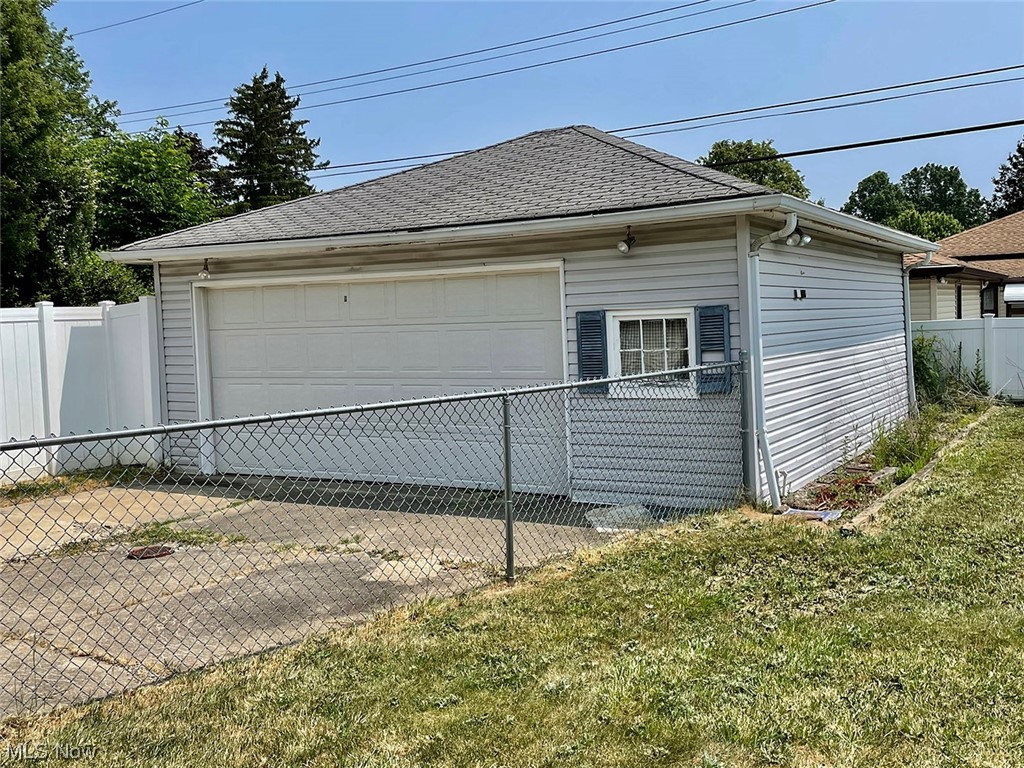 7209 Maplewood Road Parma, OH 44130 - Photo 5 of 23