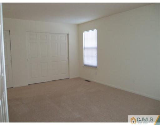 1904 Timber Oaks Road Edison, NJ 08820 - Photo 5 of 6 an empty room with windows