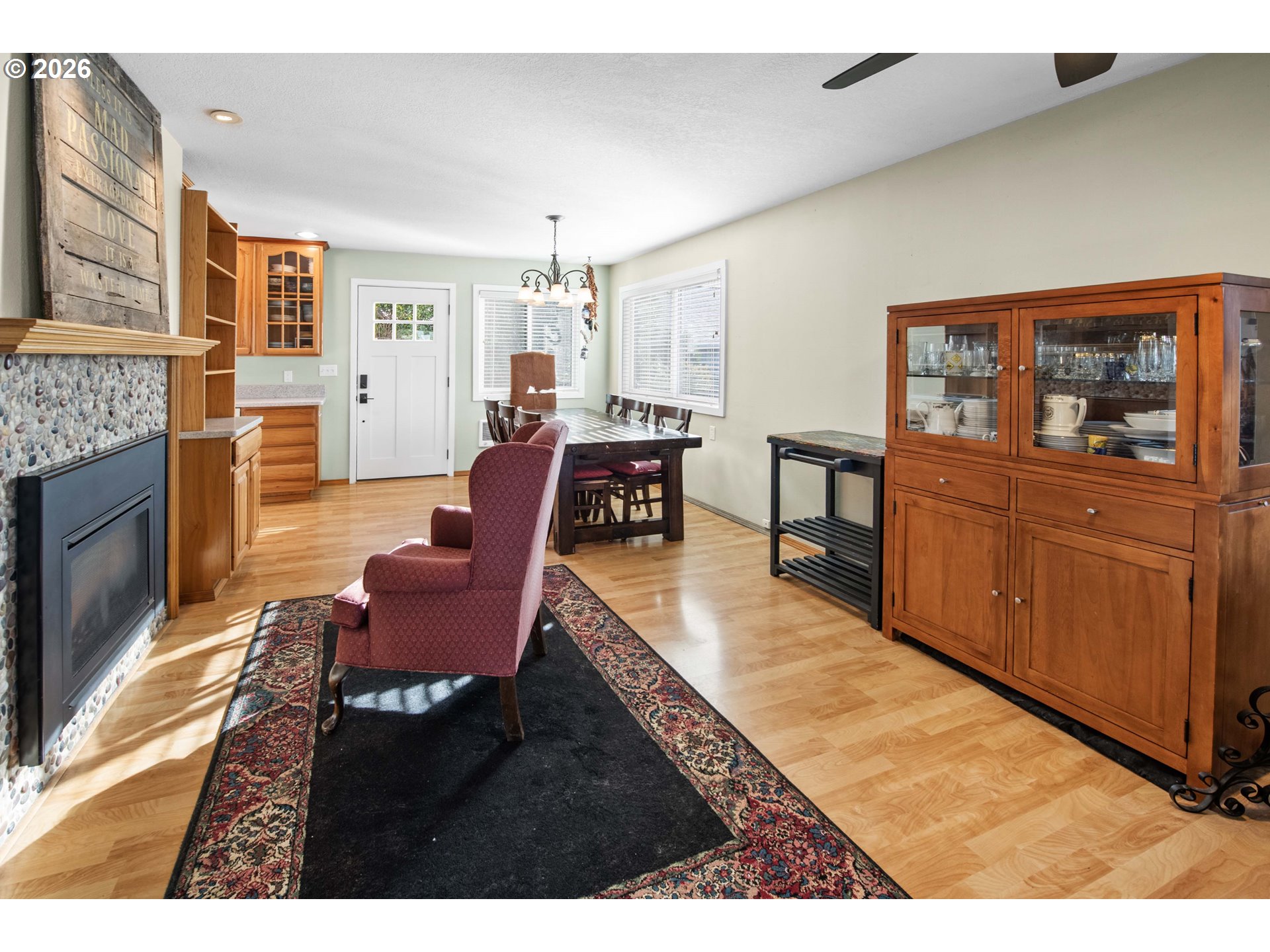 1864 4th Street Astoria, OR 97103 - Photo 4 of 33 Living Room