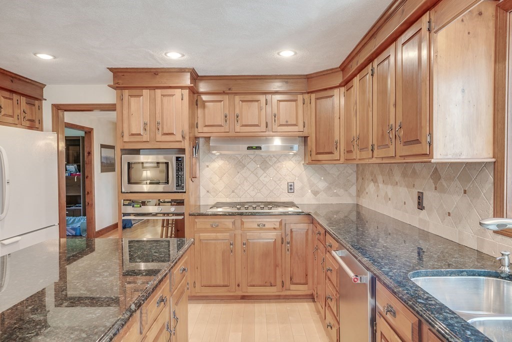 10 Hilltop Road Plaistow, NH 03865 - Photo 5 of 41 Gallery Image 5