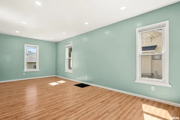 $135,000 | 2320 North University Street, Peoria, IL 61604