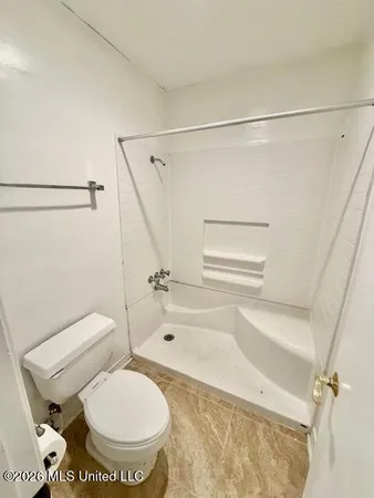 $1,800 | 1221 King Henry Drive, Ocean Springs, MS 39564