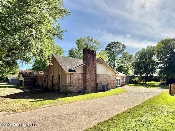 $1,800 | 1221 King Henry Drive, Ocean Springs, MS 39564