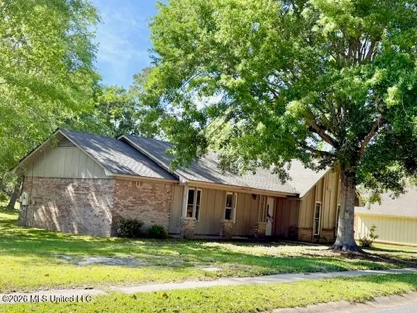 $1,800 | 1221 King Henry Drive, Ocean Springs, MS 39564