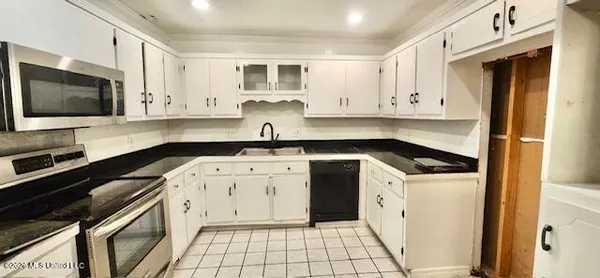 $1,800 | 1221 King Henry Drive, Ocean Springs, MS 39564