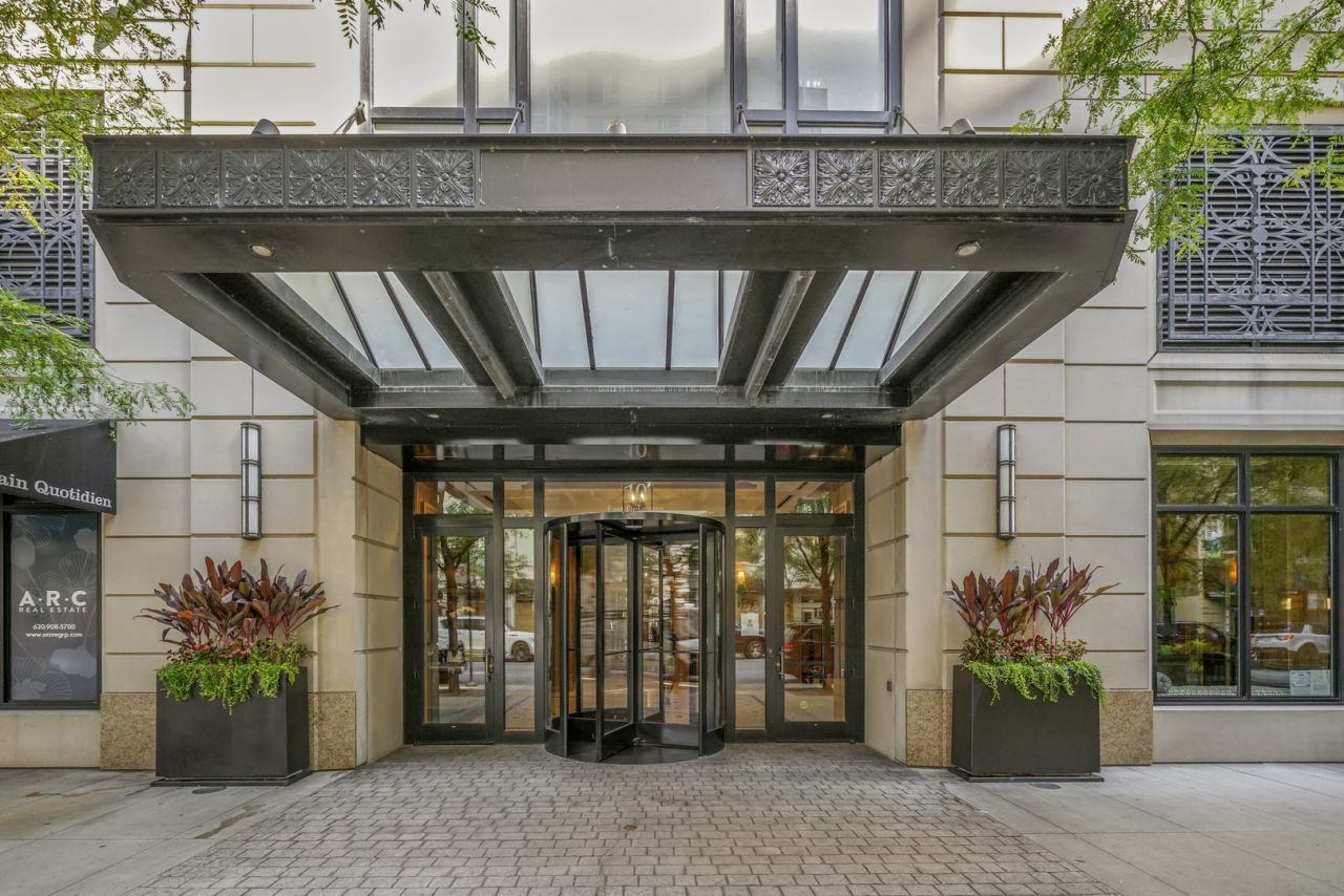 10 East Delaware Place, Unit 18E Chicago, IL 60611 - Photo 1 of 56