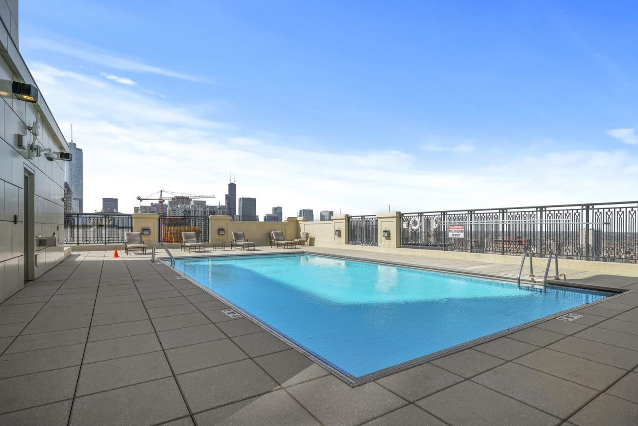 10 East Delaware Place, Unit 18E Chicago, IL 60611 - Photo 40 of 56 a view of a terrace