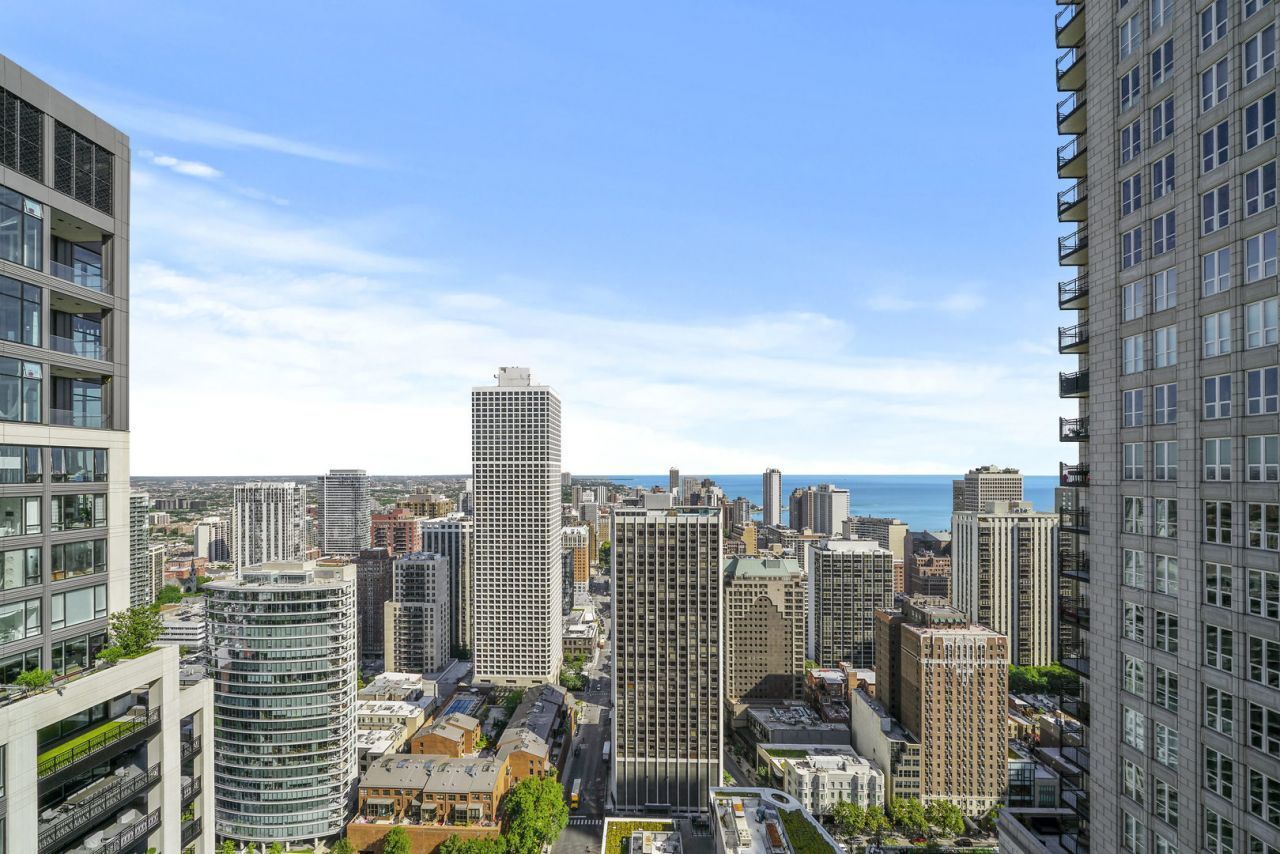 10 East Delaware Place, Unit 18E Chicago, IL 60611 - Photo 44 of 56 a view of city