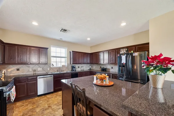 $987,500 | 3418 Barbers Hill Road, Highlands, TX 77562