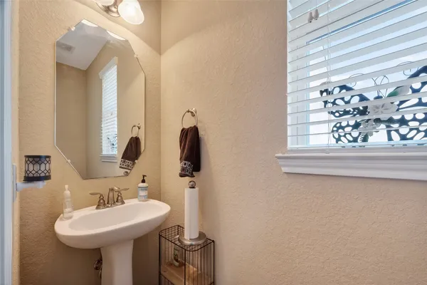 $987,500 | 3418 Barbers Hill Road, Highlands, TX 77562