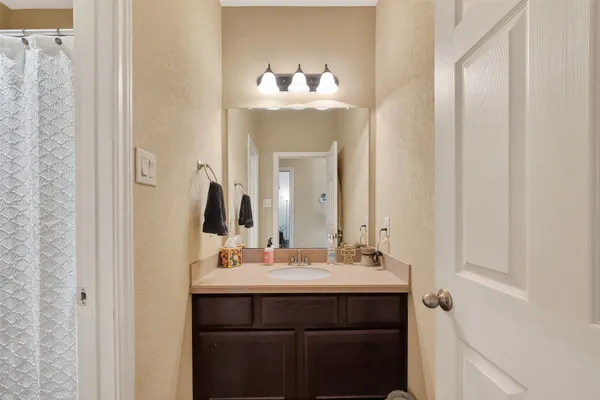 $987,500 | 3418 Barbers Hill Road, Highlands, TX 77562