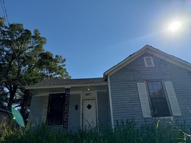 177 Modder Avenue Memphis, TN 38109 - Photo 3 of 16 a front view of a house with a yard