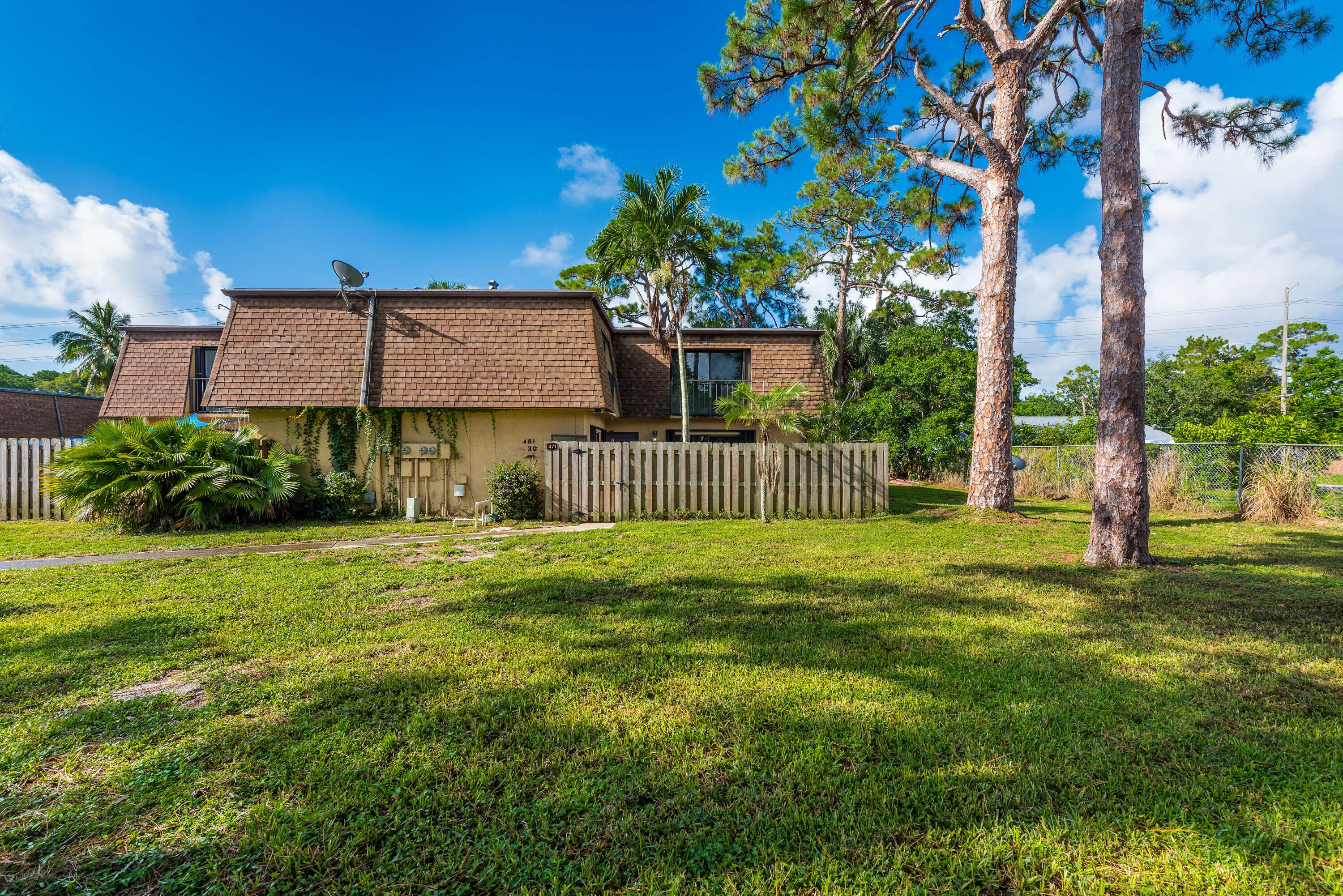471 Kirk Road, Unit D West Palm Beach, FL 33406 - Photo 26 of 28 a view of a backyard