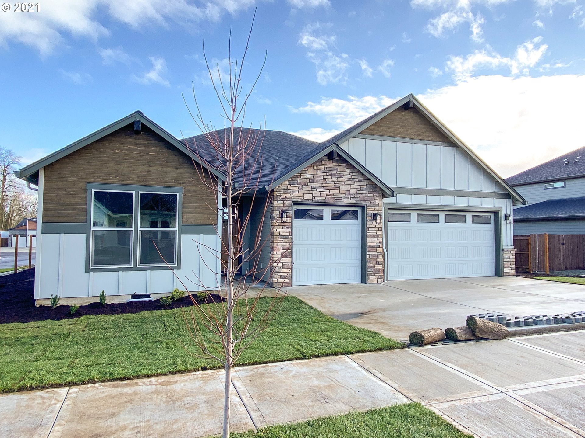 814 South Goose Loop Ridgefield, WA 98642 - Photo 1 of 22 a front view of a house with a garden and yard