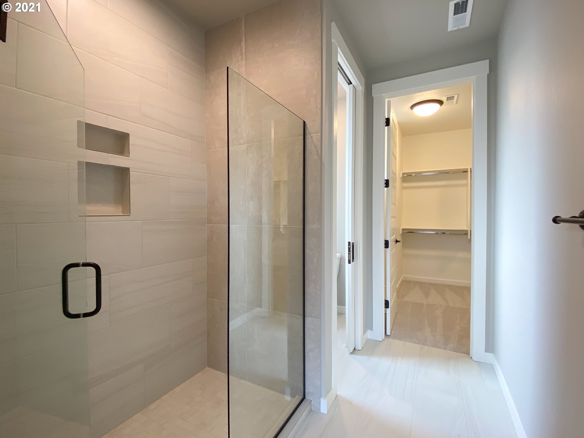 814 South Goose Loop Ridgefield, WA 98642 - Photo 11 of 22 a bathroom with a shower