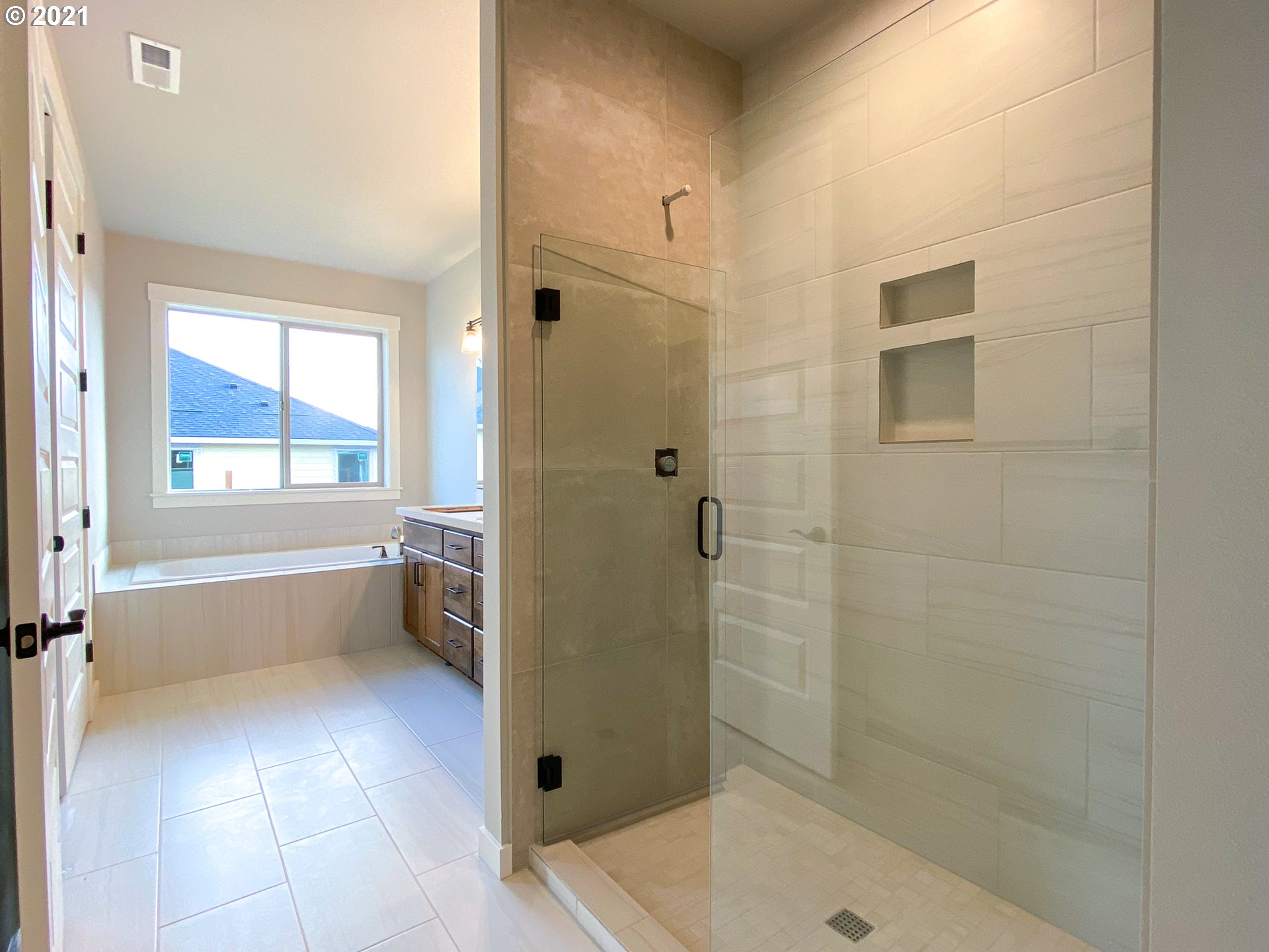 814 South Goose Loop Ridgefield, WA 98642 - Photo 12 of 22 a bathroom with a bathtub and a shower