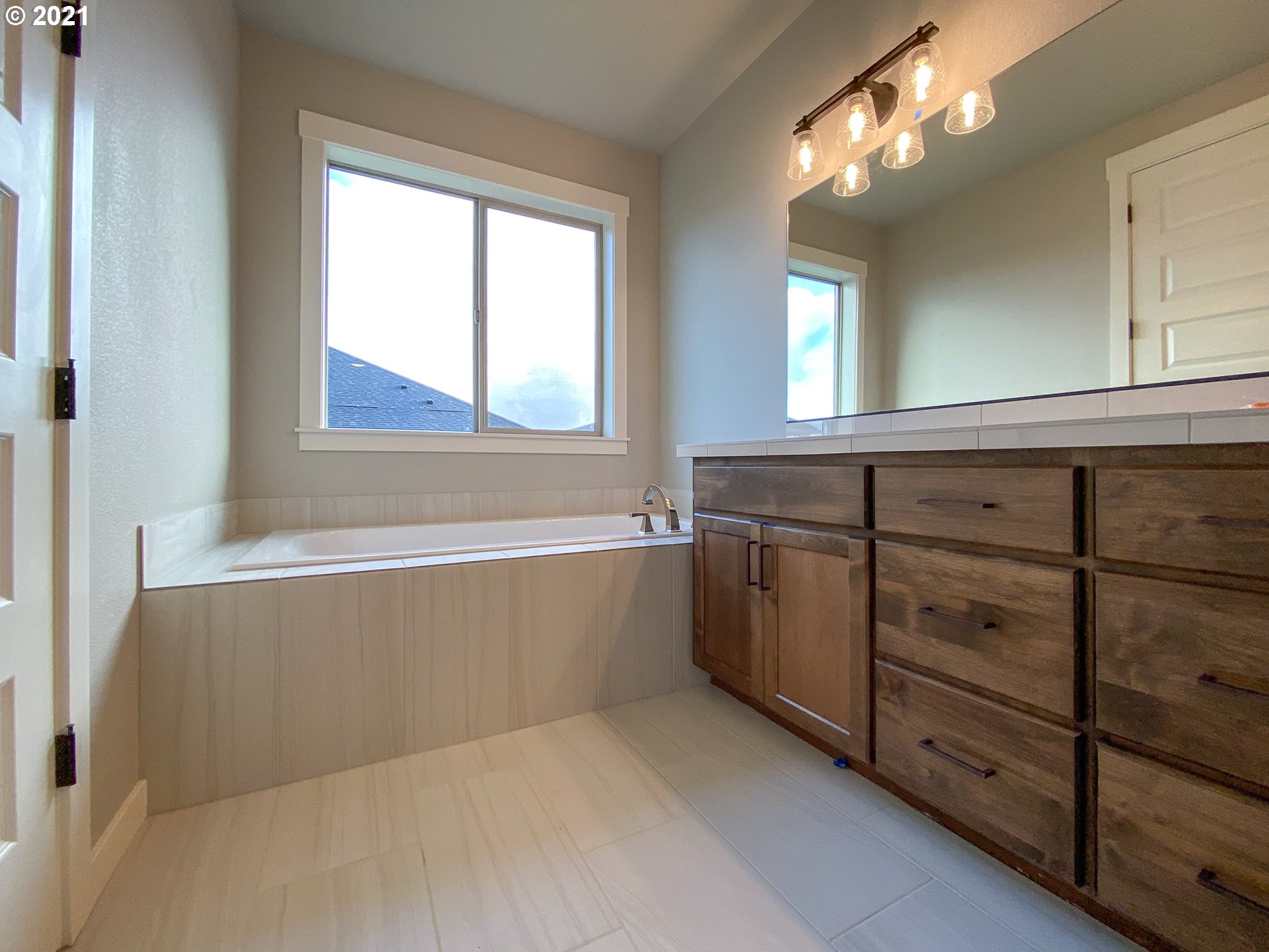 814 South Goose Loop Ridgefield, WA 98642 - Photo 13 of 22 a spacious bathroom with a bathtub and window