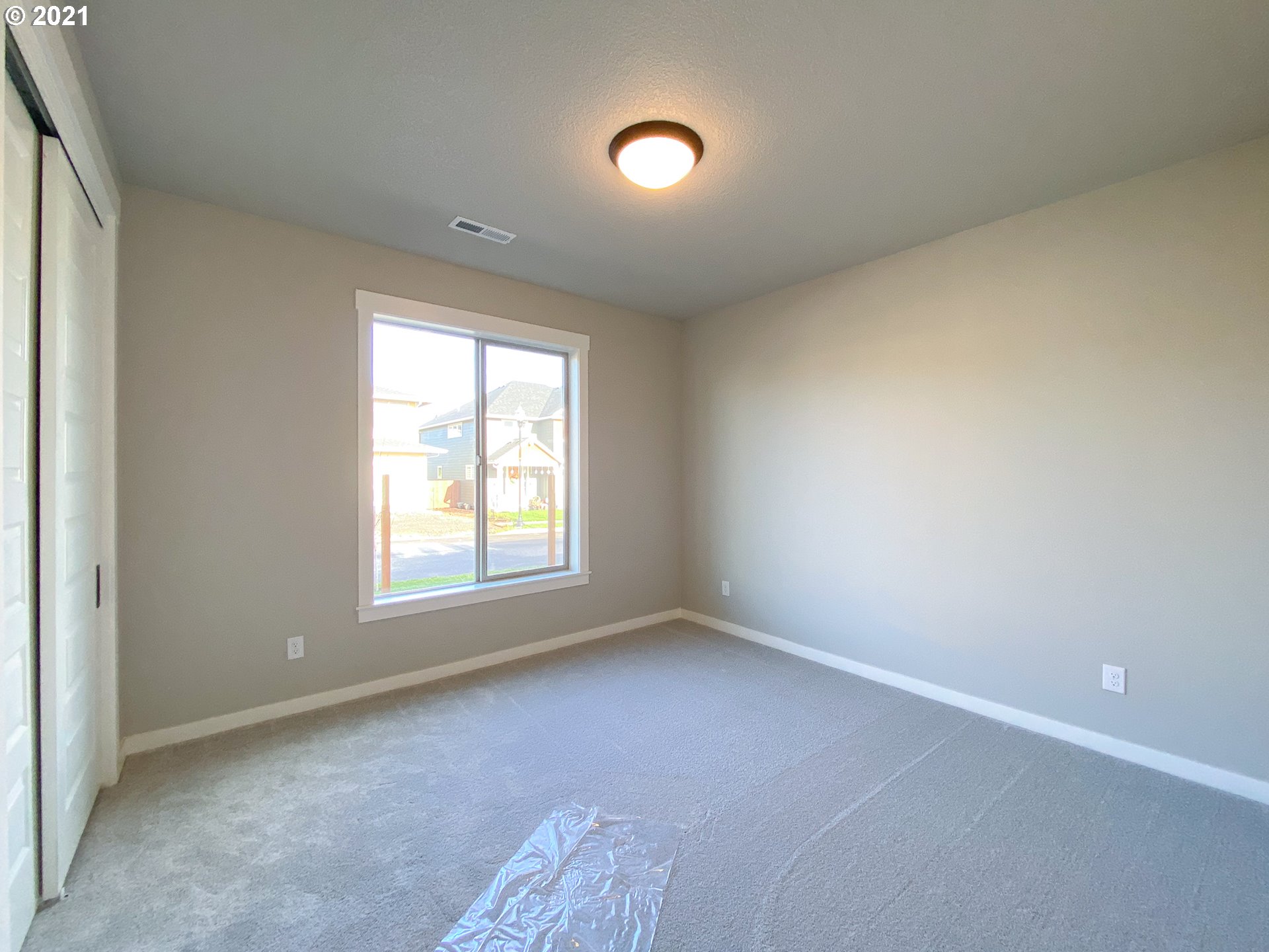 814 South Goose Loop Ridgefield, WA 98642 - Photo 18 of 22 an empty room with a window