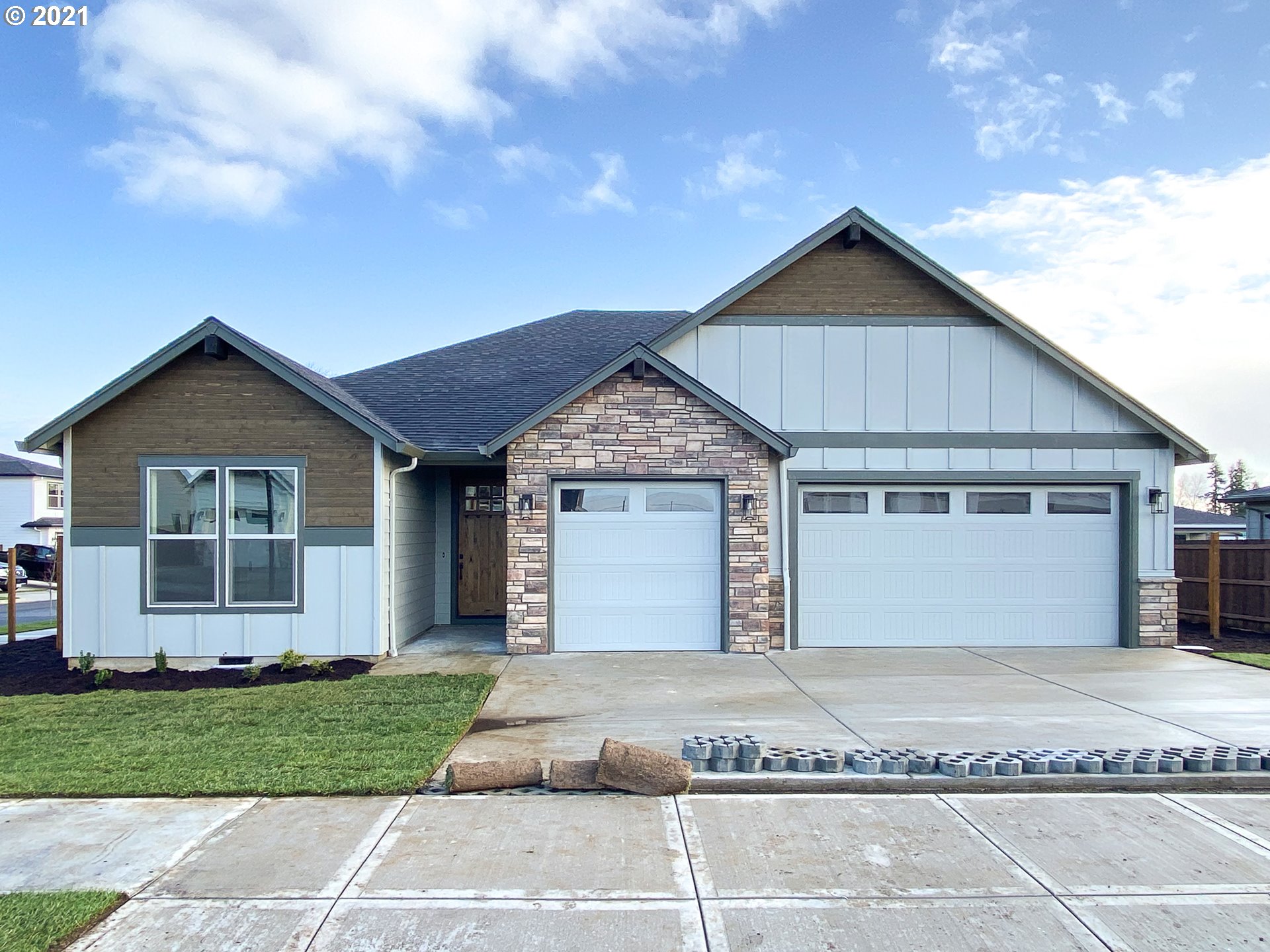 814 South Goose Loop Ridgefield, WA 98642 - Photo 22 of 22 a front view of a house with a garden and garage