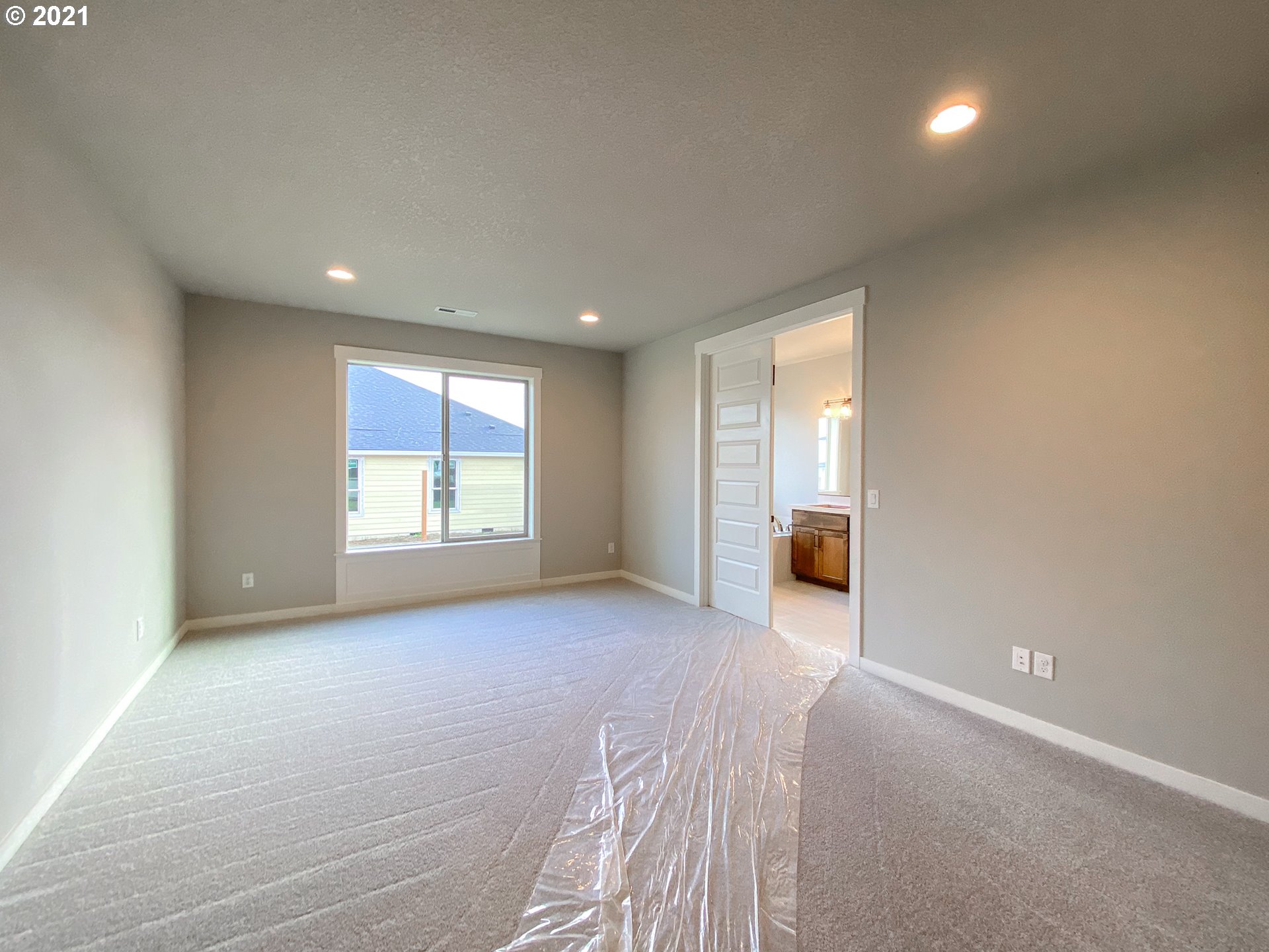 814 South Goose Loop Ridgefield, WA 98642 - Photo 10 of 22 a view of an empty room with a window