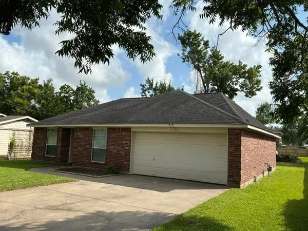 $249,900 | 910 Old Angleton Road, Clute, TX 77531
