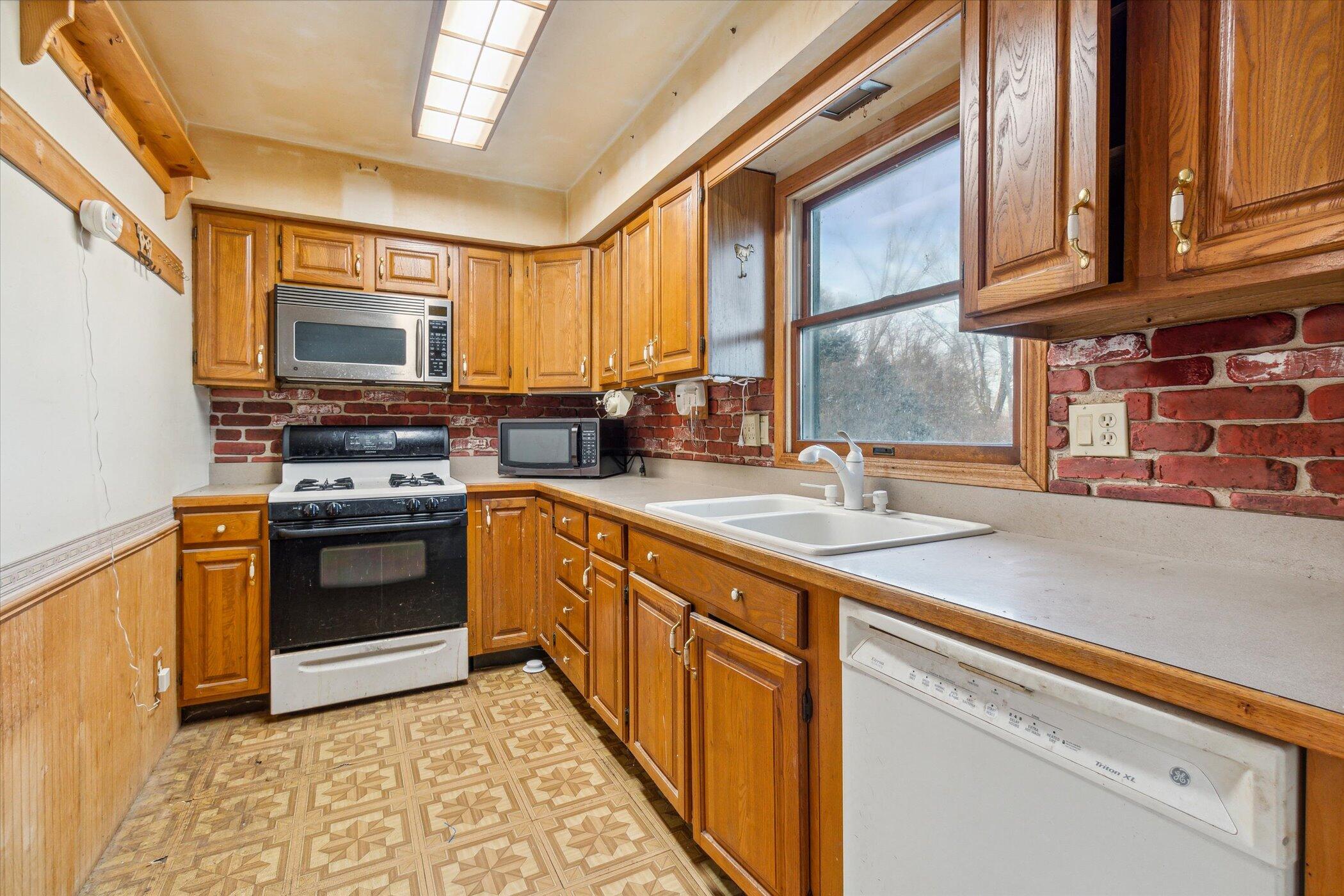 819 South Bull Run Road Fowlerville, MI 48836 - Photo 7 of 21 09-819-S-Bull-Run-Rd-Fowlerville-MI-4883