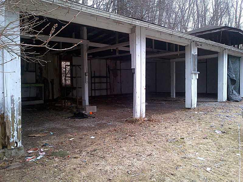 5 Quarry Road Sewickley Heights, PA 15143 - Photo 8 of 25 Parking Lot/Garage.