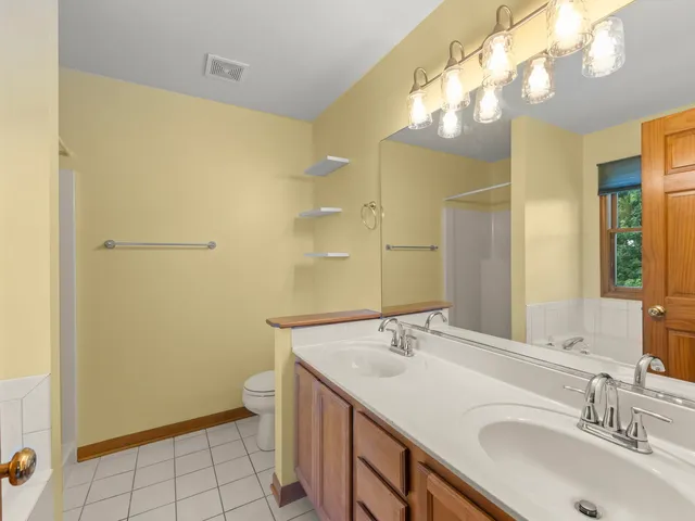 $342,900 | 129 Devonshire Drive, DeKalb, IL 60115