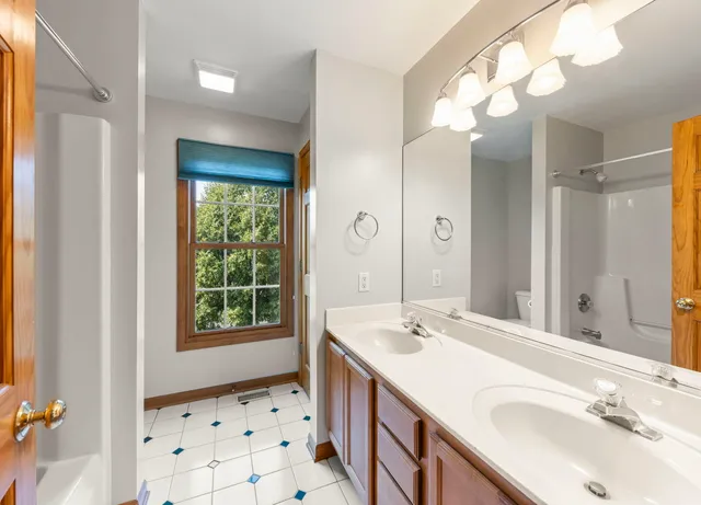 $342,900 | 129 Devonshire Drive, DeKalb, IL 60115