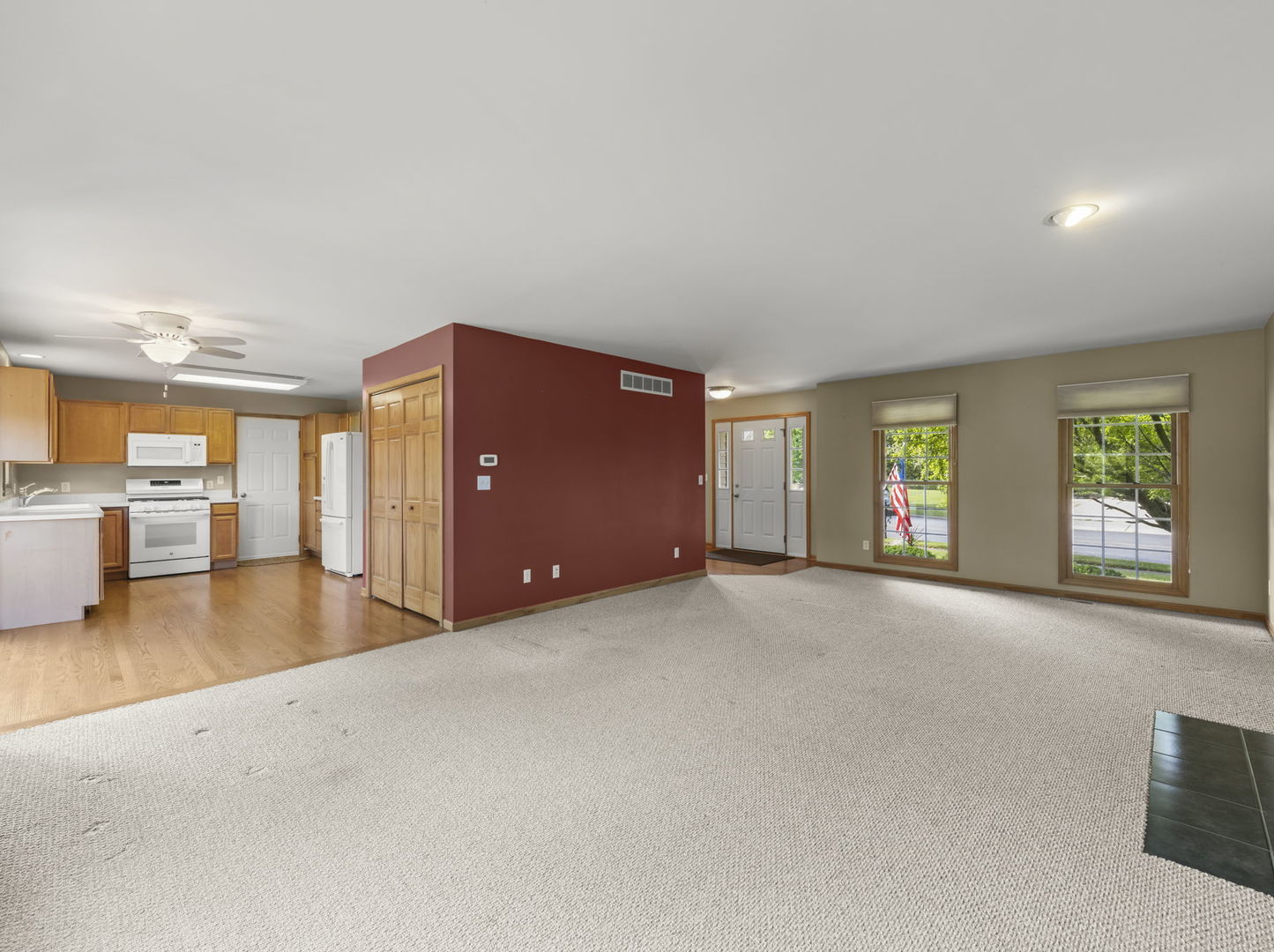 129 Devonshire Drive DeKalb, IL 60115 - Photo 4 of 24