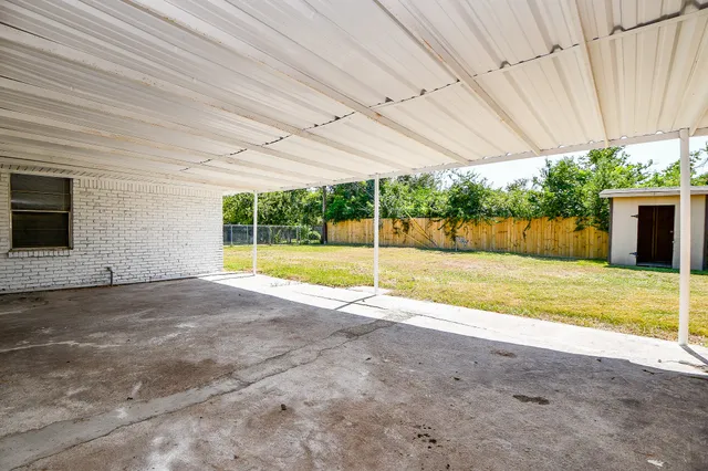 a view of a backyard