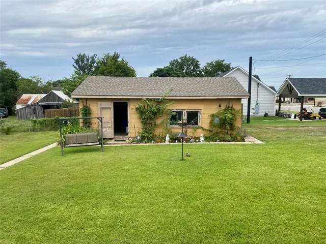 $319,000 | 592 East Hempstead Street, Giddings, TX 78942
