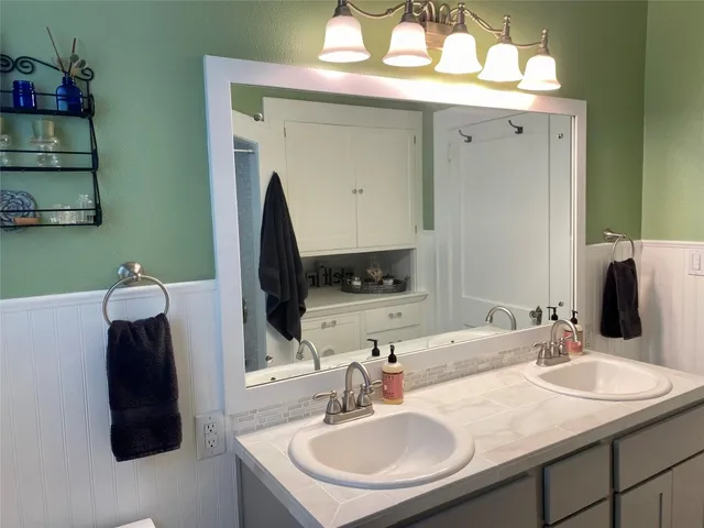 $319,000 | 592 East Hempstead Street, Giddings, TX 78942