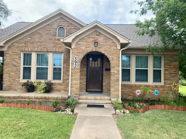 $319,000 | 592 East Hempstead Street, Giddings, TX 78942