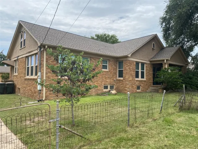 $319,000 | 592 East Hempstead Street, Giddings, TX 78942