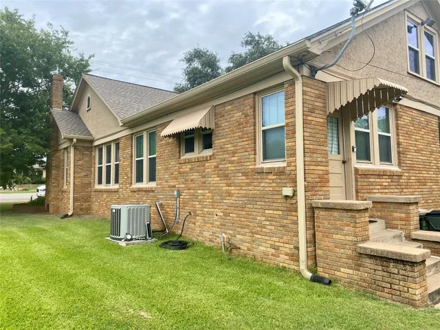 $319,000 | 592 East Hempstead Street, Giddings, TX 78942