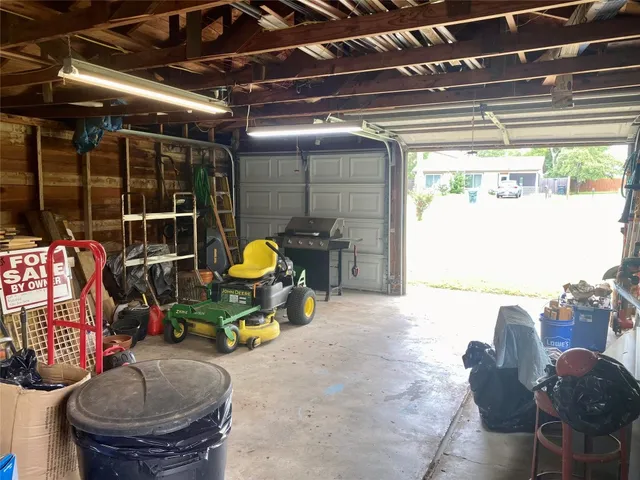 $319,000 | 592 East Hempstead Street, Giddings, TX 78942