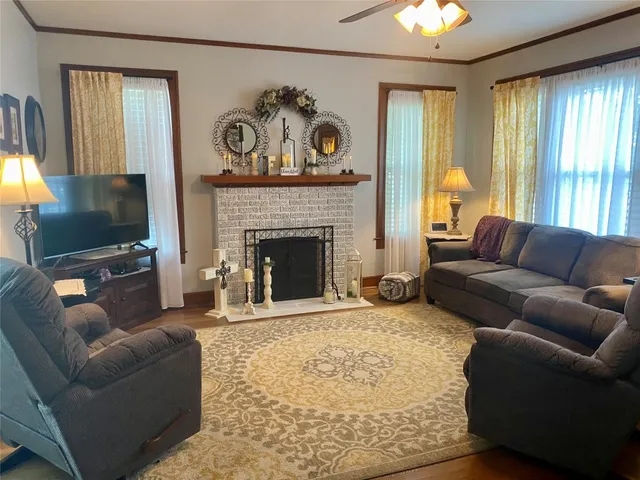 $319,000 | 592 East Hempstead Street, Giddings, TX 78942