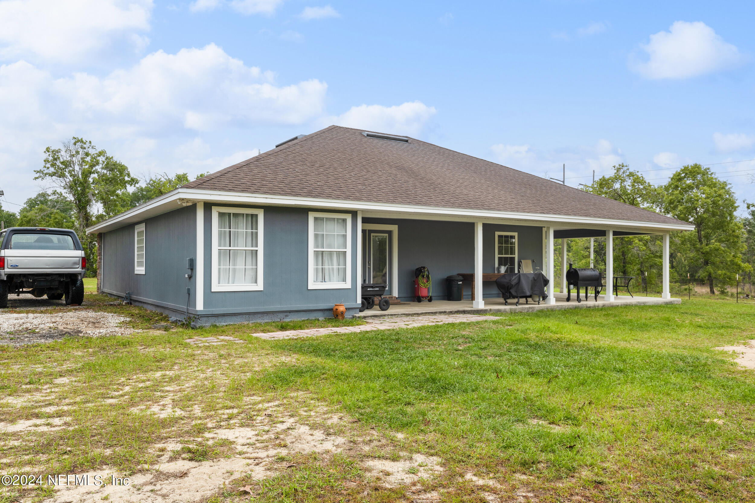 7191 Raleigh Road Keystone Heights, FL 32656 - Photo 26 of 31 a view of a house with a yard and sitting area